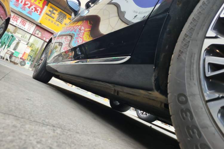 Used Hongqi H5 2025 2.0T Automatic Flag Edition – 500 000 Units Commemorative Version Left Side Sill