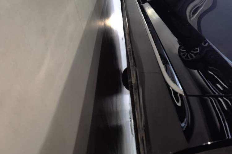 Used Hongqi H5 2025 2.0T Automatic Flag Edition – 500 000 Units Commemorative Version Left Side Sill