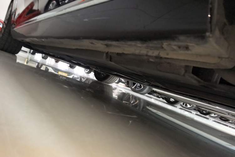 Used Hongqi H5 2025 2.0T Automatic Flag Edition – 500 000 Units Commemorative Version Left Side Sill