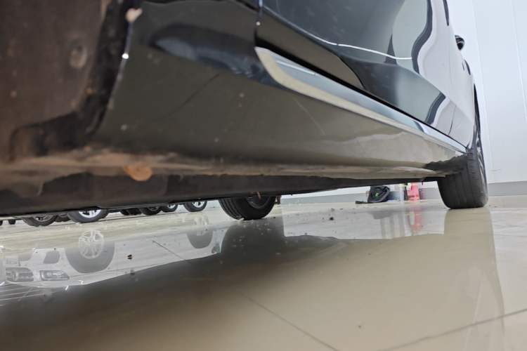 Used Hongqi H5 2025 2.0T Automatic Flag Edition – 500 000 Units Commemorative Version Left Side Sill