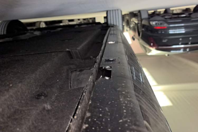 Used Hongqi H5 2025 2.0T Automatic Flag Edition – 500 000 Units Commemorative Version Left Side Sill