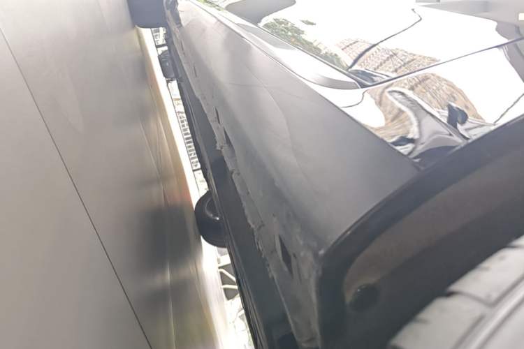 Used Hongqi H5 2025 2.0T Automatic Flag Edition – 500 000 Units Commemorative Version Left Side Sill