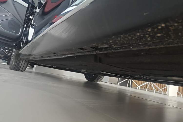 Used Hongqi H5 2025 2.0T Automatic Flag Edition – 500 000 Units Commemorative Version Left Side Sill