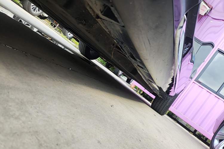Used Hongqi H5 2025 2.0T Automatic Flag Edition – 500 000 Units Commemorative Version Left Side Sill