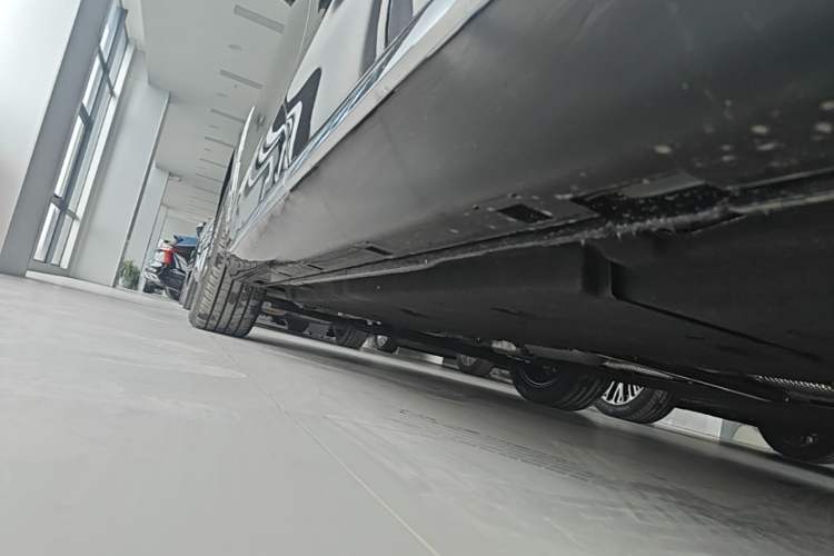 Used Hongqi H5 2025 2.0T Automatic Flag Edition – 500 000 Units Commemorative Version Left Side Sill