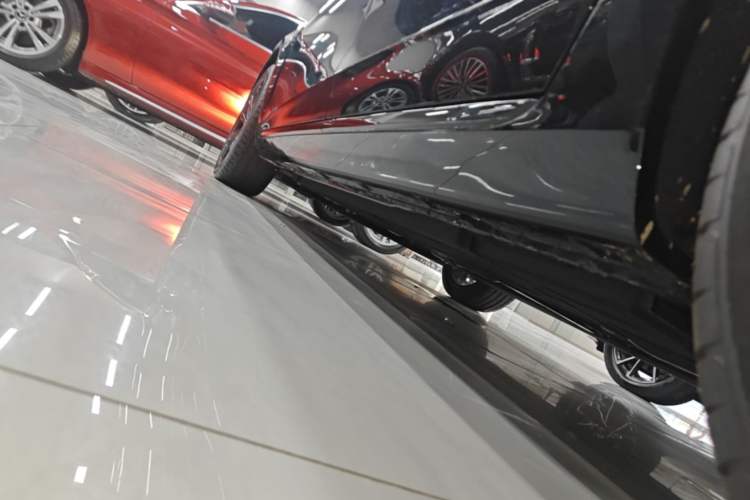 Used Hongqi H5 2025 Model 2.0T Automatic Xuan Ying 2 Million Units Commemorative Edition Left Side Sill