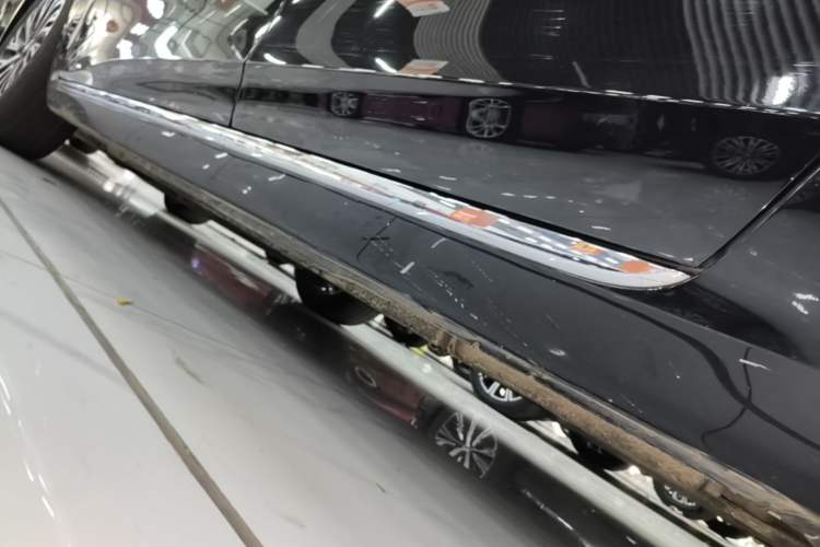 Used Hongqi H5 2025 2.0T Automatic Flag Edition – 500 000 Units Commemorative Version Left Side Sill