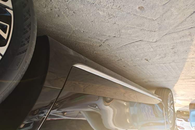Used Hongqi H5 2025 2.0T Automatic Flag Edition – 500 000 Units Commemorative Version Left Side Sill