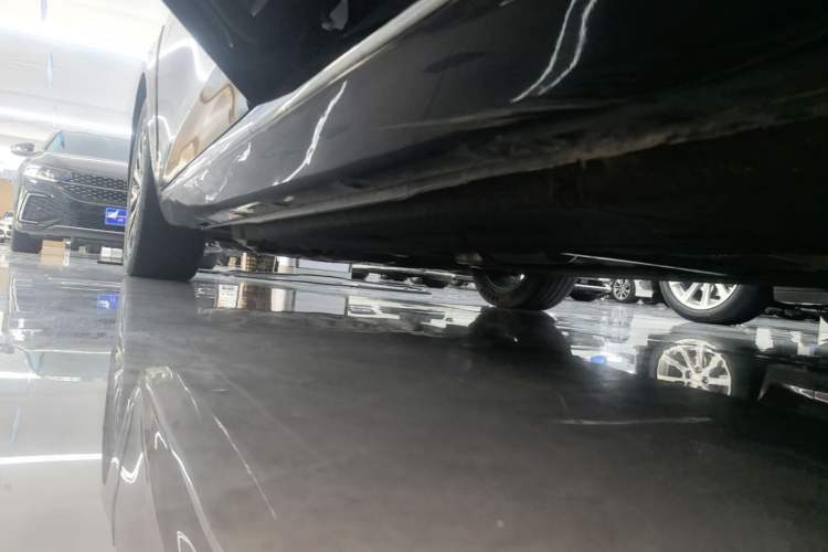Used Hongqi H5 2025 2.0T Automatic Flag Edition – 500 000 Units Commemorative Version Left Side Sill