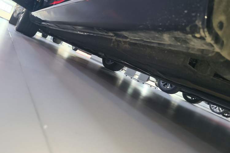 Used Hongqi H5 2025 2.0T Automatic Flag Edition – 500 000 Units Commemorative Version Left Side Sill