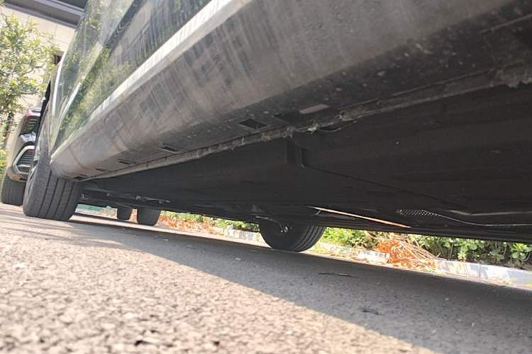 Used Hongqi H5 2025 2.0T Automatic Flag Edition – 500 000 Units Commemorative Version Left Side Sill