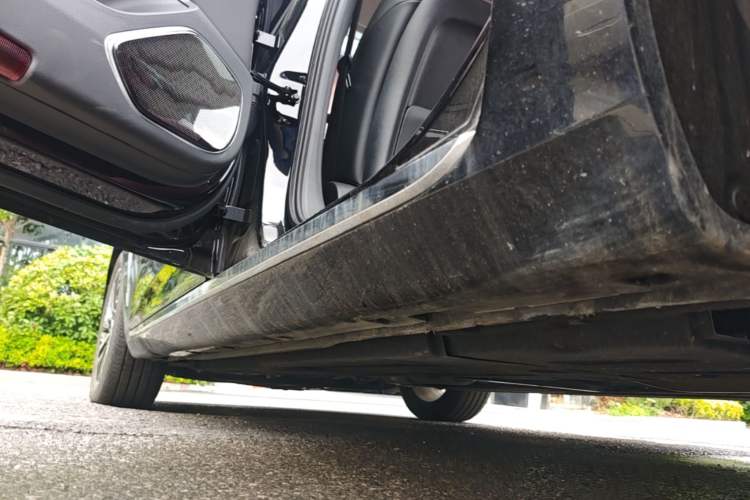 Used Hongqi H5 2025 2.0T Automatic Flag Edition – 500 000 Units Commemorative Version Left Side Sill