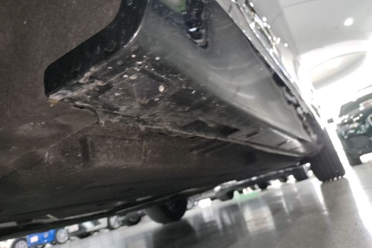 Used Hongqi H5 2025 2.0T Automatic Flag Edition – 500 000 Units Commemorative Version Left Side Sill