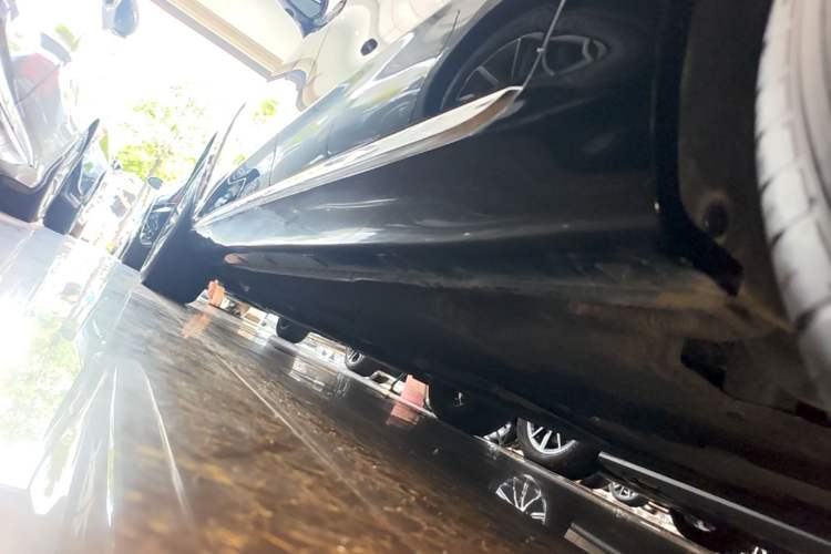 Used Hongqi H5 2025 2.0T Automatic Flag Edition – 500 000 Units Commemorative Version Left Side Sill