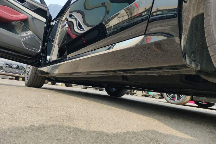 Used Hongqi H5 2025 2.0T Automatic Flag Edition – 500 000 Units Commemorative Version Left Side Sill