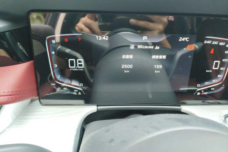 Used Hongqi H5 2025 1.5T DCT Qiyun 500 000th Unit Commemorative Edition Odometer Close Up