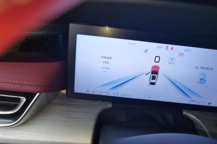 Used Hongqi H5 2025 2.0T Automatic Flag Edition – 500 000 Units Commemorative Version Odometer Close Up