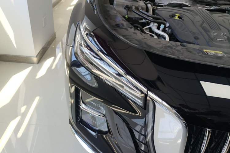 Used Hongqi H5 2025 2.0T Automatic Flag Edition – 500 000 Units Commemorative Version Right Front Headlight