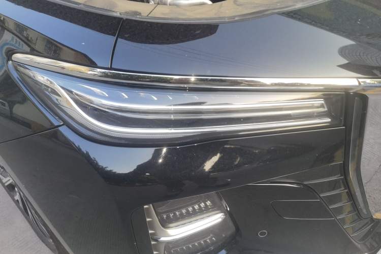 Used Hongqi H5 2025 2.0T Automatic Flag Edition – 500 000 Units Commemorative Version Right Front Headlight