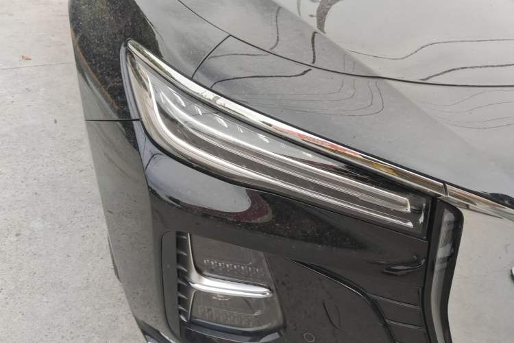 Used Hongqi H5 2025 2.0T Automatic Flag Edition – 500 000 Units Commemorative Version Right Front Headlight