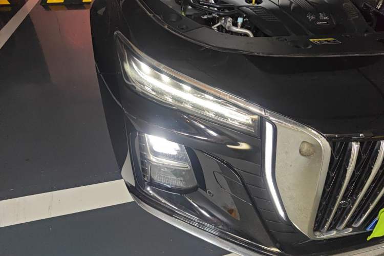 Used Hongqi H5 2025 2.0T Automatic Flag Edition – 500 000 Units Commemorative Version Right Front Headlight