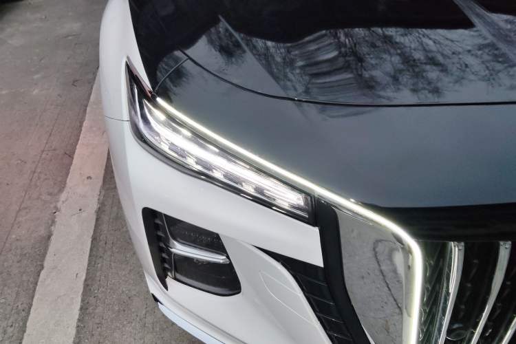 Used Hongqi H5 2025 2.0T Automatic Flag Edition – 500 000 Units Commemorative Version Right Front Headlight