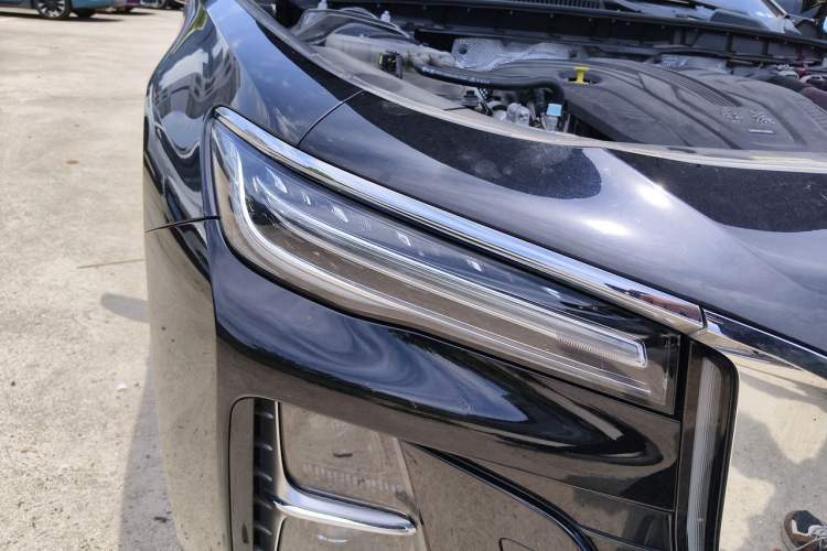 Used Hongqi H5 2025 2.0T Automatic Flag Edition – 500 000 Units Commemorative Version Right Front Headlight