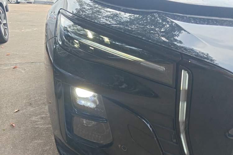 Used Hongqi H5 2025 2.0T Automatic Xuan Ying Edition Right Front Headlight