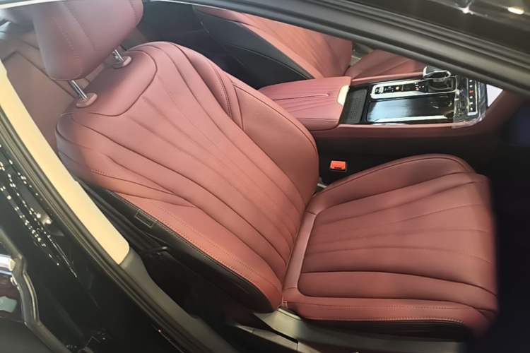 Used Hongqi H5 2025 2.0T Automatic Flag Edition – 500 000 Units Commemorative Version Right Front Seat
