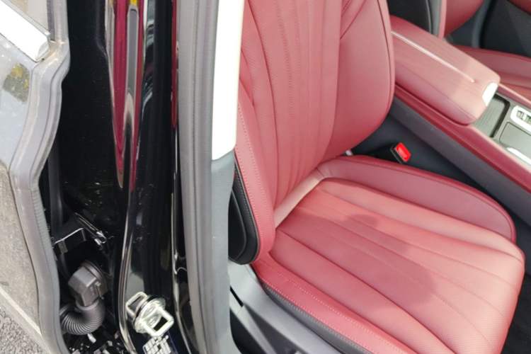 Used Hongqi H5 2025 2.0T Automatic Flag Edition – 500 000 Units Commemorative Version Right Front Seat