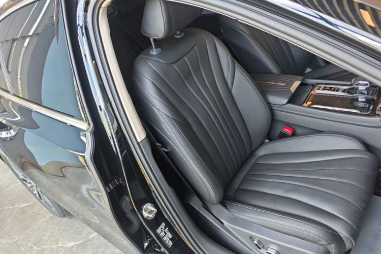 Used Hongqi H5 2025 2.0T Automatic Flag Edition – 500 000 Units Commemorative Version Right Front Seat