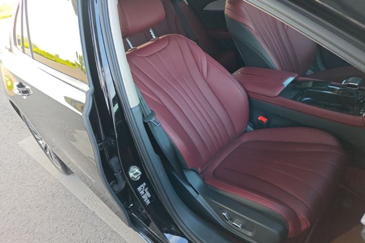 Used Hongqi H5 2025 2.0T Automatic Flag Edition – 500 000 Units Commemorative Version Right Front Seat