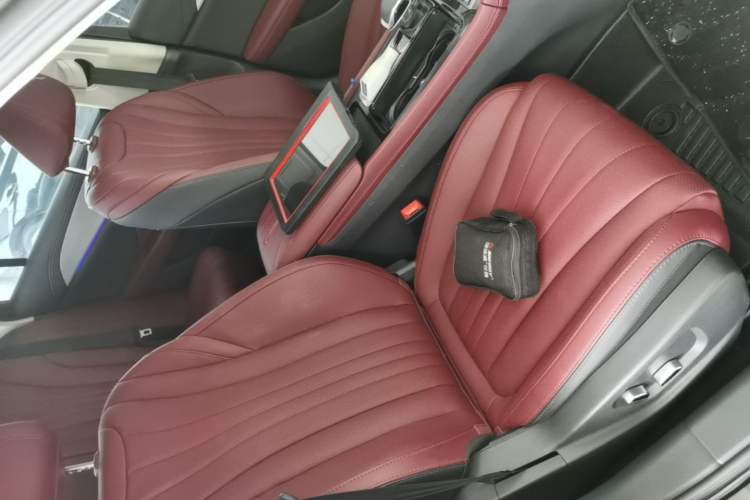 Used Hongqi H5 2025 2.0T Automatic Flag Edition – 500 000 Units Commemorative Version Right Front Seat
