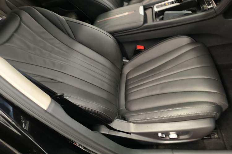 Used Hongqi H5 2025 1.5T DCT Qiyun 500 000th Unit Commemorative Edition Right Front Seat