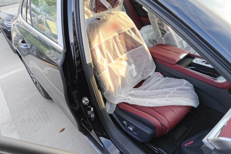 Used Hongqi H5 2025 2.0T Automatic Flag Edition – 500 000 Units Commemorative Version Right Front Seat