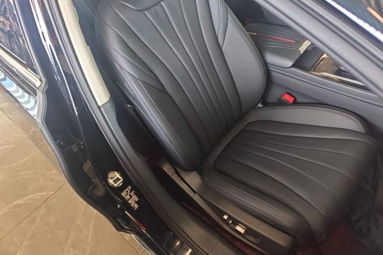 Used Hongqi H5 2025 2.0T Automatic Flag Edition – 500 000 Units Commemorative Version Right Front Seat