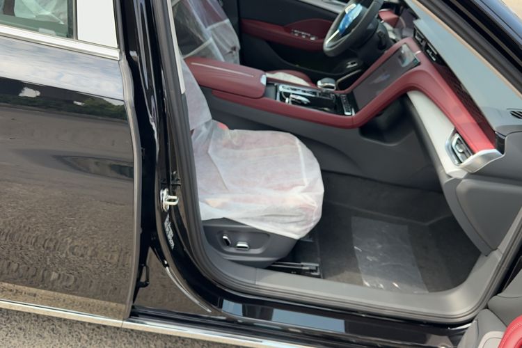 Used Hongqi H5 2025 2.0T Automatic Flag Edition – 500 000 Units Commemorative Version Right Front Seat