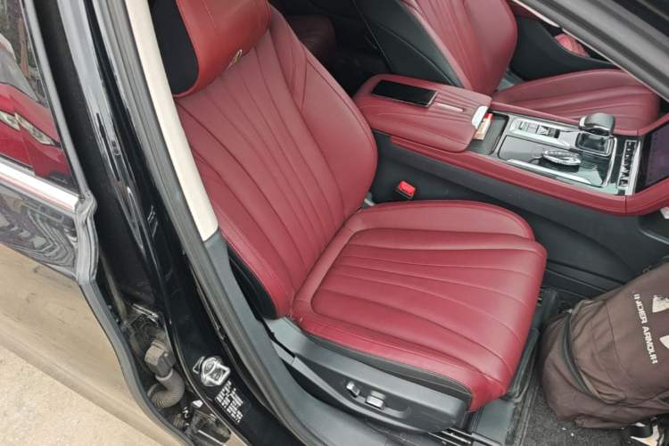 Used Hongqi H5 2025 2.0T Automatic Flag Edition – 500 000 Units Commemorative Version Right Front Seat