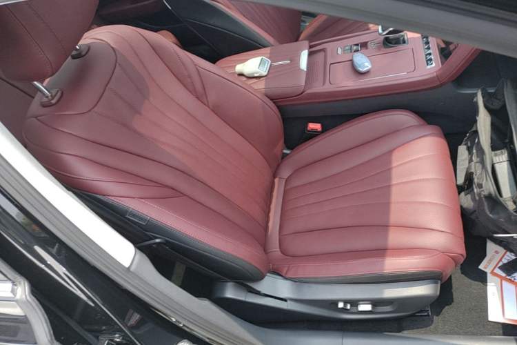 Used Hongqi H5 2025 2.0T Automatic Flag Edition – 500 000 Units Commemorative Version Right Front Seat