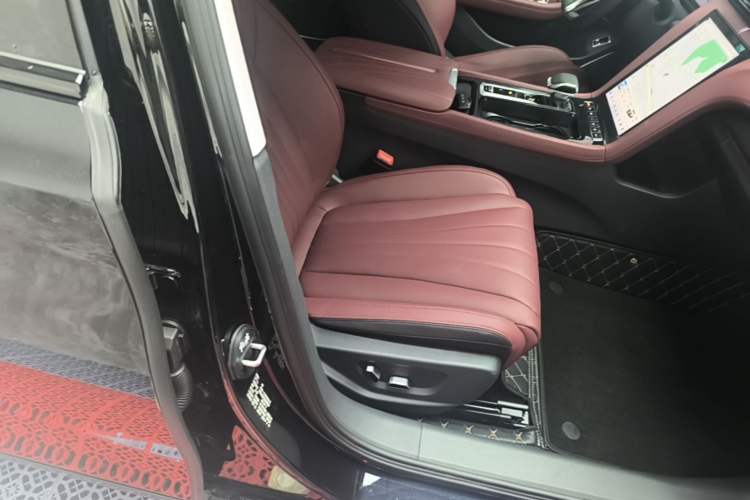 Used Hongqi H5 2025 Model 2.0T Automatic Xuan Ying 2 Million Units Commemorative Edition Right Front Seat