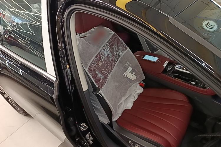 Used Hongqi H5 2025 2.0T Automatic Flag Edition – 500 000 Units Commemorative Version Right Front Seat