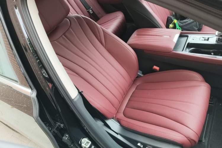 Used Hongqi H5 2025 2.0T Automatic Flag Edition – 500 000 Units Commemorative Version Right Front Seat