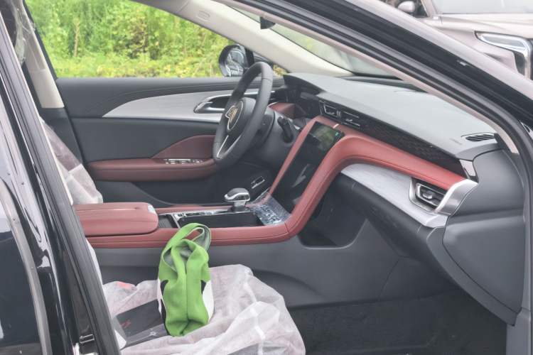 Used Hongqi H5 2025 2.0T Automatic Flag Edition – 500 000 Units Commemorative Version Right Front Seat