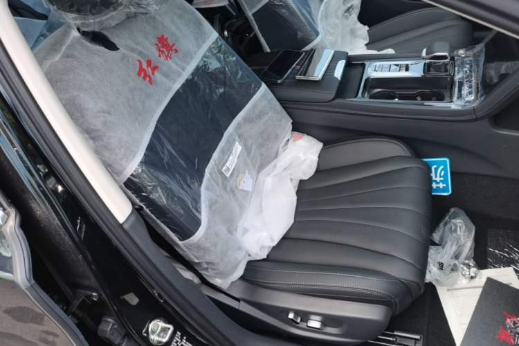 Used Hongqi H5 2025 2.0T Automatic Flag Edition – 500 000 Units Commemorative Version Right Front Seat