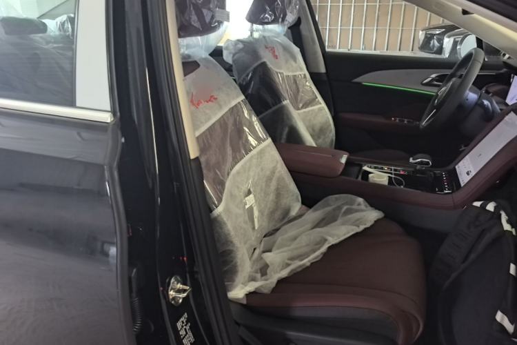 Used Hongqi H5 2025 2.0T Automatic Flag Edition – 500 000 Units Commemorative Version Right Front Seat