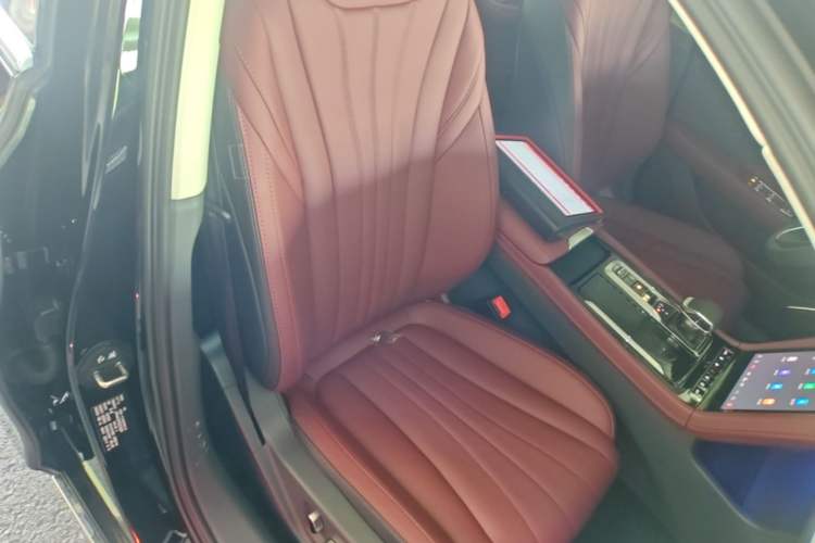 Used Hongqi H5 2025 2.0T Automatic Flag Edition – 500 000 Units Commemorative Version Right Front Seat