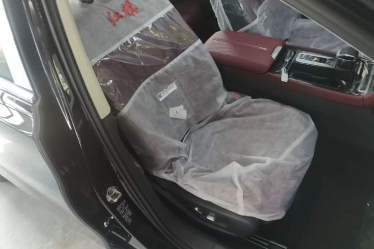 Used Hongqi H5 2025 2.0T Automatic Flag Edition – 500 000 Units Commemorative Version Right Front Seat