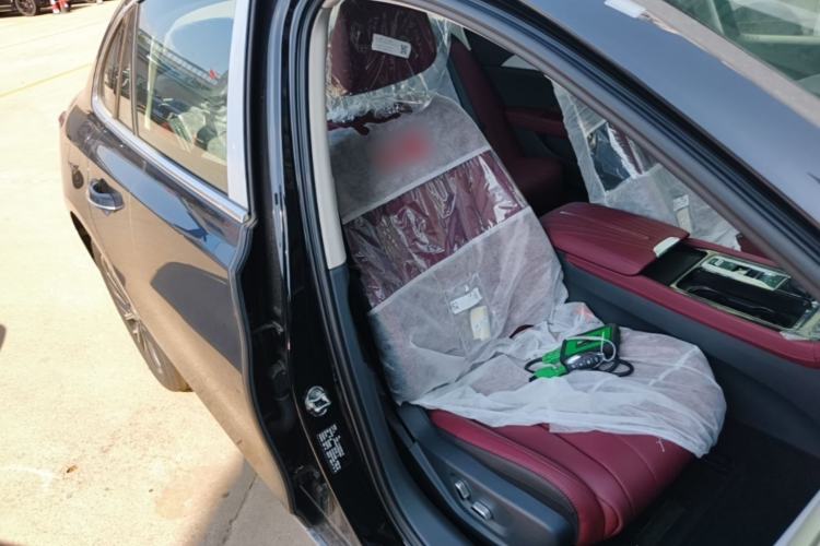 Used Hongqi H5 2025 2.0T Automatic Flag Edition – 500 000 Units Commemorative Version Right Front Seat