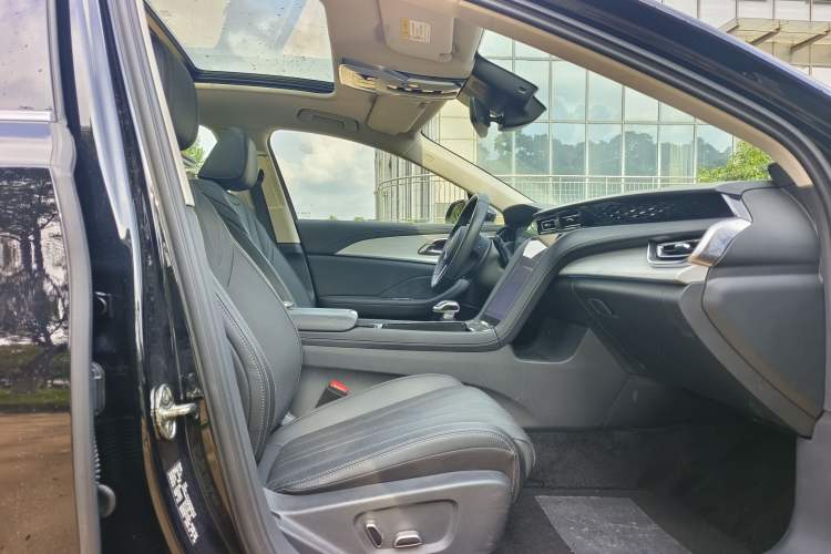 Used Hongqi H5 2025 2.0T Automatic Flag Edition – 500 000 Units Commemorative Version Right Front Seat