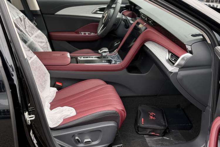 Used Hongqi H5 2025 2.0T Automatic Flag Edition – 500 000 Units Commemorative Version Right Front Seat